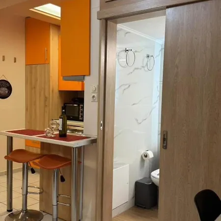 Orange Apartment *